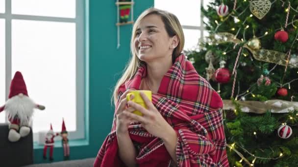 Jeune Femme Blonde Sentant Tasse Café Célébrant Noël Maison — Video
