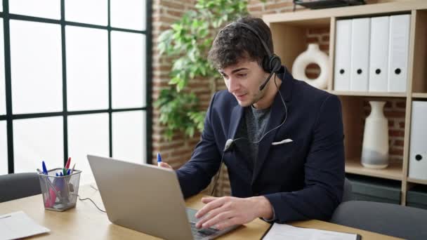 Jovem Trabalhador Negócios Hispânico Usando Laptop Usando Fone Ouvido Escritório — Vídeo de Stock