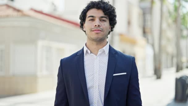 Νεαρός Λατίνος Επιχειρηματίας Χαμογελά Αυτοπεποίθηση Χειραψία Στο Δρόμο — Αρχείο Βίντεο