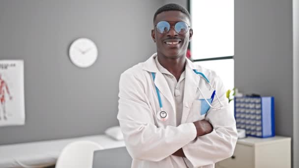 Africano Americano Homem Médico Sorrindo Confiante Com Braços Cruzados Gesto — Vídeo de Stock