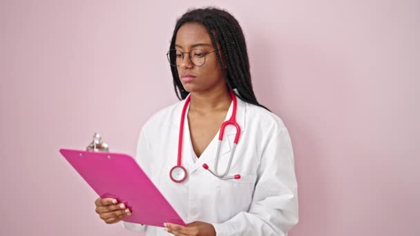 Africano Americano Mulher Médico Ler Documento Área Transferência Dizendo Não — Vídeo de Stock