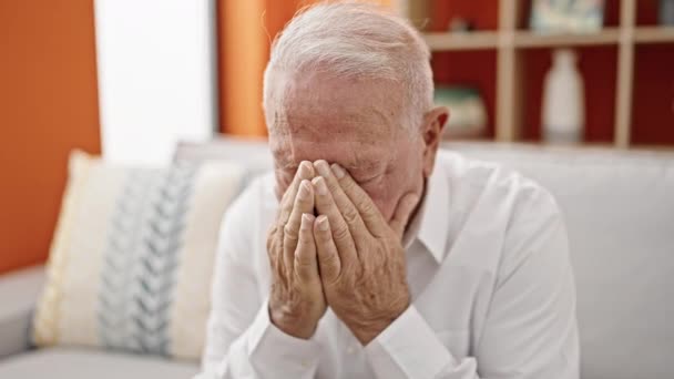 Senior Hombre Pelo Gris Estresado Sentado Sofá Casa — Vídeo de stock