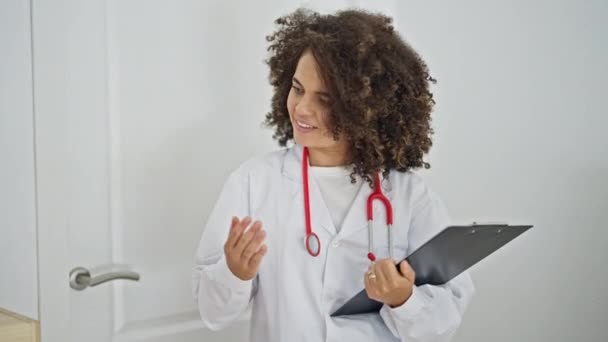Mladá Krásná Hispánka Žena Lékař Čtení Dokumentu Schránce Úsměvem Klinice — Stock video
