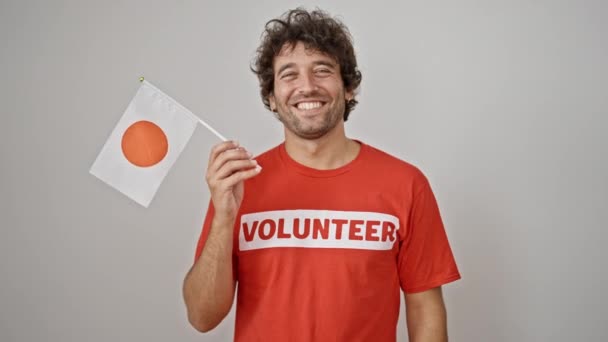 隔離された白い背景に日本の国旗を掲揚する若いヒスパニック系の男性活動家 — ストック動画