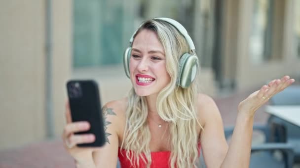 Jeune Femme Blonde Ayant Appel Vidéo Assis Sur Table Souriant — Video