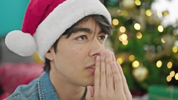 Joven Hombre Hispano Celebrando Navidad Rezando Casa — Vídeo de stock