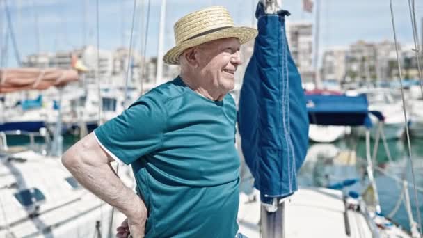 Senior Hombre Pelo Gris Turista Con Sombrero Verano Sonriendo Barco — Vídeos de Stock