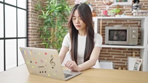 Młoda Chinka Używająca Laptopa Zwycięską Ekspresją Jadalni — Wideo stockowe