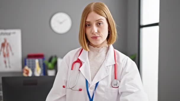 Joven Mujer Rubia Médico Haciendo Pulgar Hacia Arriba Clínica — Vídeos de Stock
