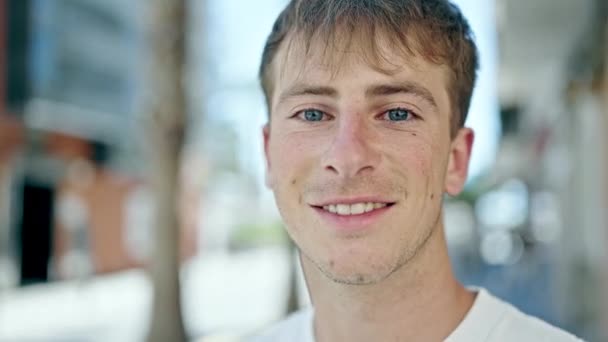 Молодий Білий Чоловік Посміхається Впевнено Стоїть Вулиці — стокове відео