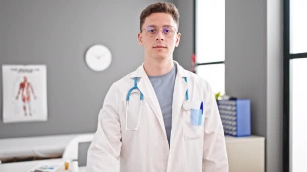 Νεαρός Ισπανός Γιατρός Κάνει Στοπ Χέρι Στην Κλινική — Αρχείο Βίντεο