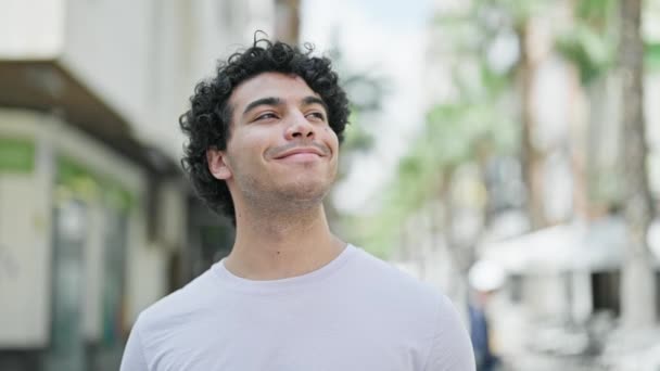Pemuda Latin Tersenyum Berdiri Percaya Diri Jalan — Stok Video