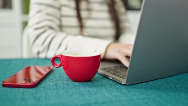 Jovem Bela Mulher Hispânica Usando Laptop Segurando Xícara Café Sala — Vídeo de Stock