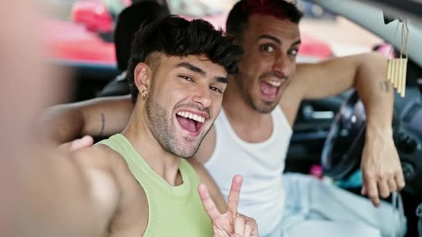 Dva Muži Pár Dělat Selfie Podle Smartphone Sedí Autě Ulici — Stock video