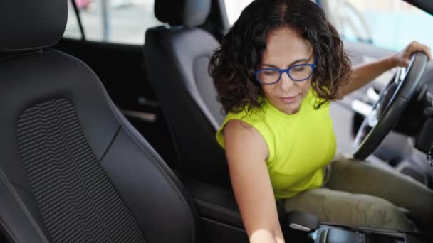 Mulher Hispânica Meia Idade Limpeza Interior Carro Com Pano Microfibra — Vídeo de Stock