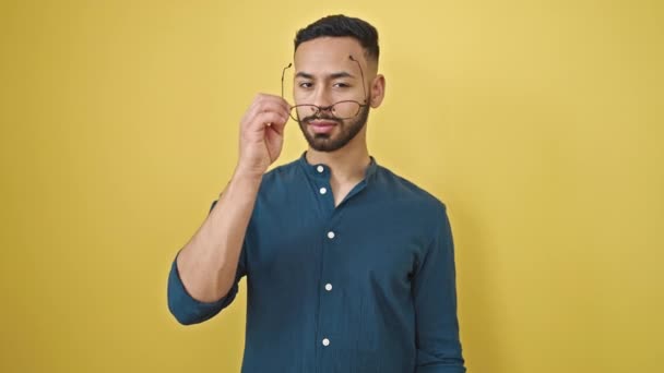 Joven Hombre Hispano Sonriendo Confiado Usando Gafas Sobre Aislado Fondo — Vídeos de Stock