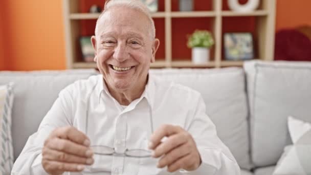 Μεγαλύτερος Γκριζομάλλης Άντρας Χαμογελάει Αυτοπεποίθηση Φορώντας Γυαλιά Στο Σπίτι — Αρχείο Βίντεο