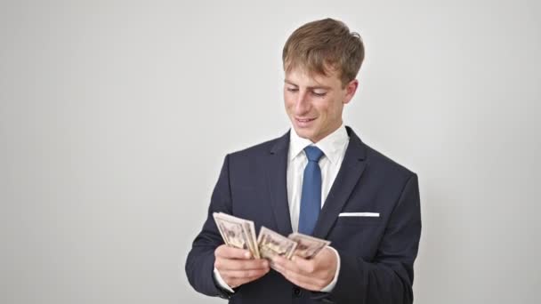 Молодой Кавказский Бизнесмен Считает Доллары Изолированном Белом Фоне — стоковое видео