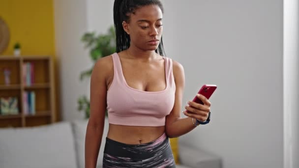 Femme Afro Américaine Portant Des Vêtements Sport Utilisant Smartphone Avec — Video