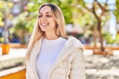 Parkta kendine güvenen genç bir kadın.