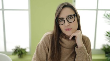 Güzel İspanyol kadın, evinde rahat bir ifadeyle oturuyor.