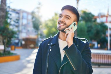 İki erkek iş ortağı ofiste sözleşme imzalıyor.