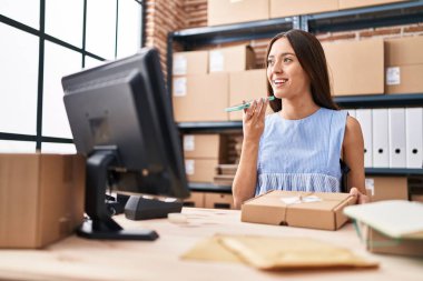 Genç, güzel, İspanyol bir kadın. İşadamı, ofisteki akıllı telefon paketinden konuşuyor.