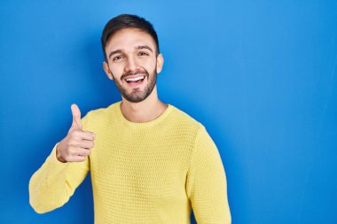 İki erkek iş ortağı ofiste sözleşme imzalıyor.