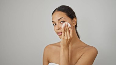 Beyaz arka planda pamuklu bez ile kendinden emin gülümseyen Afrikalı Amerikalı kadın.