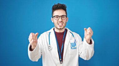 Genç İspanyol doktor öfkeli ve stresli, soyutlanmış mavi bir geçmişi var.