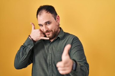 Ayrıca sarı arka planda duran, gülümseyen, telefonda konuşan ve seni işaret eden İspanyol sakallı bir adam. Ara beni.. 