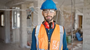 İnşaat alanında kendine güvenen genç İspanyol mimar.