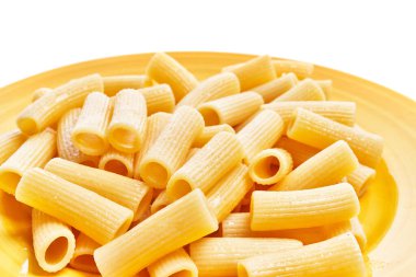  Beyaz izole bir zemin üzerinde İtalyan rigatoni makarna tabağı