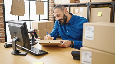 İspanyol asıllı genç iş adamı. Ofisteki pakette akıllı telefon yazısıyla konuşuyor.