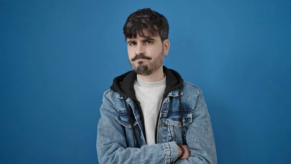 Jovem Hispânico Homem Com Chateado Expressão Sobre Isolado Azul Fundo — Fotografia de Stock
