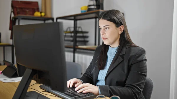Jovem Mulher Hispânica Empresária Usando Computador Trabalhando Escritório — Fotografia de Stock