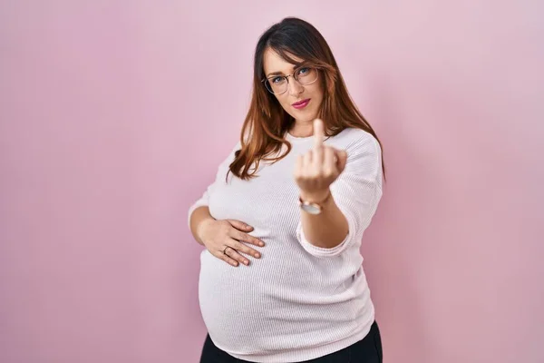 Pregnant Woman Standing Pink Background Showing Middle Finger Impolite Rude — Stock fotografie