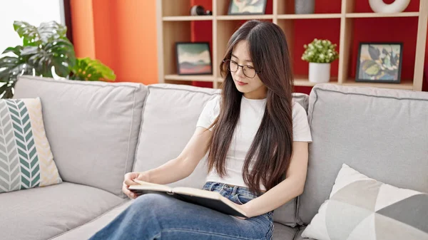 Joven Mujer China Con Gafas Libro Lectura Casa — Foto de Stock