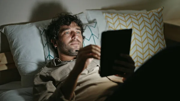 Fiatal Spanyol Férfi Használja Touchpad Feküdt Ágyon Hálószobában — Stock Fotó