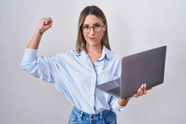 Mladá Žena Pracující Pomocí Počítače Notebook Silný Člověk Ukazující Sval — Stock fotografie