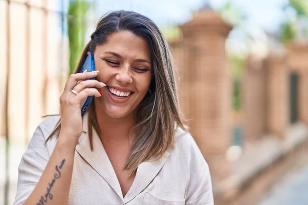Молода Іспаномовна Жінка Посміхається Впевнено Говорити Смартфону Вулиці — стокове фото