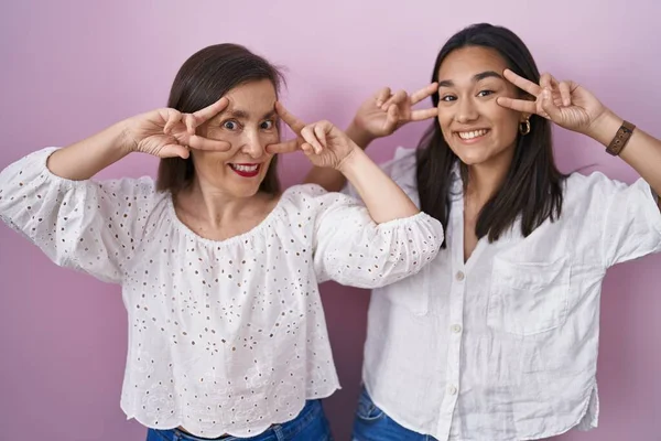 Hispanic Mother Daughter Together Doing Peace Symbol Fingers Face Smiling — Stockfoto