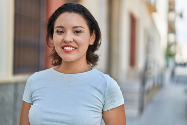 Wanita Muda Hispanik Tersenyum Berdiri Percaya Diri Jalan — Stok Foto