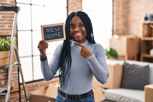 Mujer Afroamericana Sosteniendo Pizarra Con Nuevo Texto Casa Sonriendo Feliz — Foto de Stock