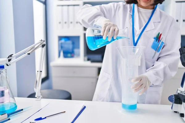 Junge Wissenschaftlerin Gießt Labor Flüssigkeit Auf Reagenzglas — Stockfoto