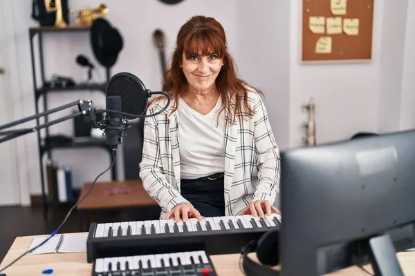 Medelålders Kvinna Musiker Spelar Piano Keyboard Musik Studio — Stockfoto