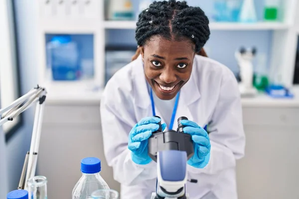 Científica Afroamericana Sonriendo Confiada Usando Microscopio Laboratorio —  Fotos de Stock
