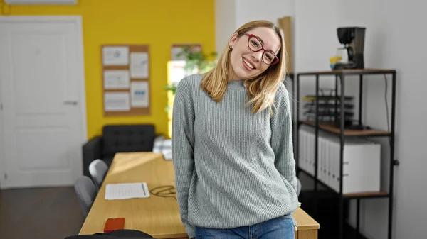 Młoda Blondynka Kobieta Biznes Pracownik Uśmiecha Się Pewnie Biurze — Zdjęcie stockowe