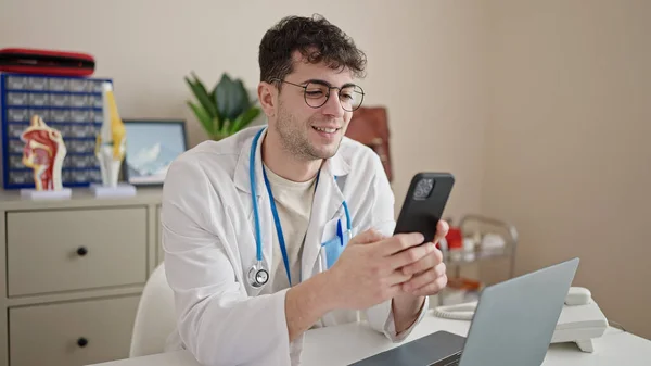Młody Latynoski Lekarz Pomocą Smartfona Pracującego Klinice — Zdjęcie stockowe
