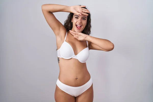 Ung Latinamerikansk Kvinna Klädd Vita Underkläder Leende Glad Spelar Kika — Stockfoto